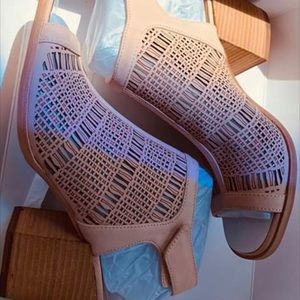 Brand New Vince Camuto chunky heeled sandals